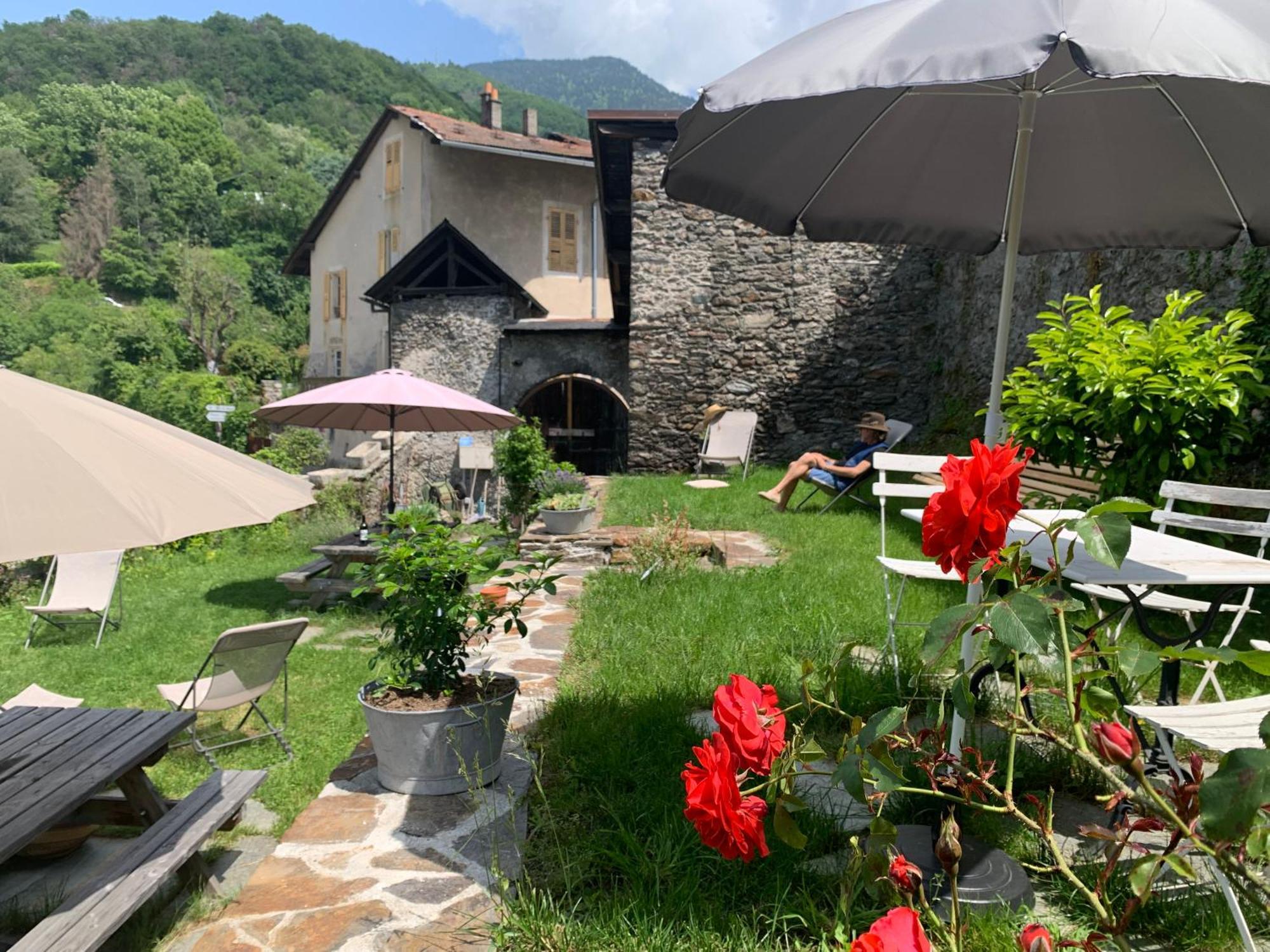 Au Cheval Blanc - Appartements Et Chambres D'Hotes Albertville Esterno foto